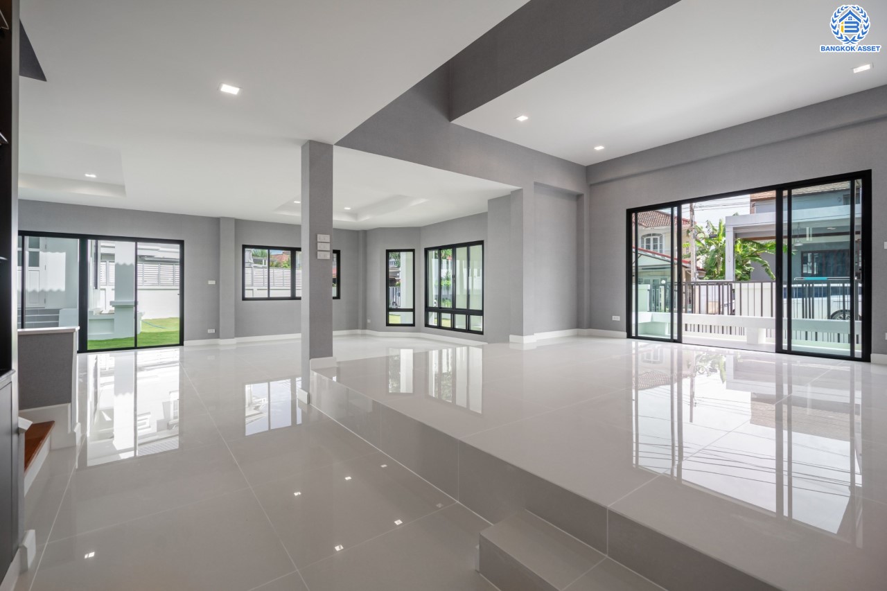 คฤหาสน์หลังใหญ่ตกแต่งใหม่ ม.บ้านสวนดอกไม้ ปิ่นเกล้า ดีไซน์สุด Luxury เนื้อที่ 154.5 ตร.ว. บนพื้นที่ใช้สอยถึง 435 ตร.ม. ฟังก์ชันจัดเต็ม 5 ห้องนอน 6 ห้องน้ำ 1 ห้องแม่บ้าน 2 ห้องอเนกประสงค์ (มีเรือนรับรองด้านข้าง พร้อมห้องน้ำในตัว) จอดรถได้ถึง 4 คัน บนทำเลเชื่อมต่อเมืองอย่างรวดเร็ว ใกล้ทางคู่ขนานลอยฟ้าบรมราชชนนี ทางด่วน "กาญจนาภิเษก" ม.มหิดล และเซ็นทรัลปิ่นเกล้า